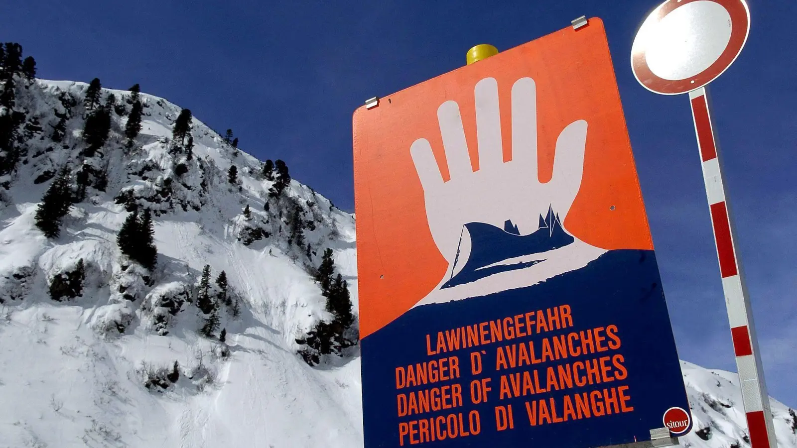 Ein Warnschild am Arlberg (Symbolbild). (Foto: epa apa Barbara Gindl/APA/dpa)