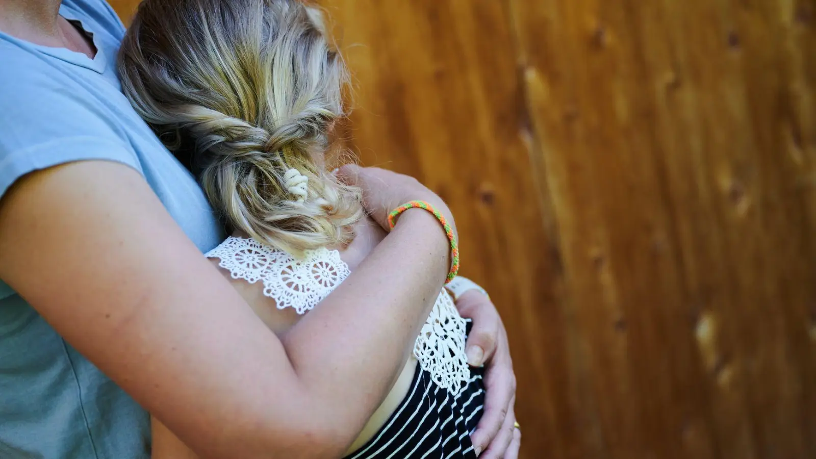 Eltern können ihren Kindern emotionalen Rückhalt geben, wenn sie Opfer von Gewalt an der Schule werden. (Foto: Annette Riedl/dpa/dpa-tmn)