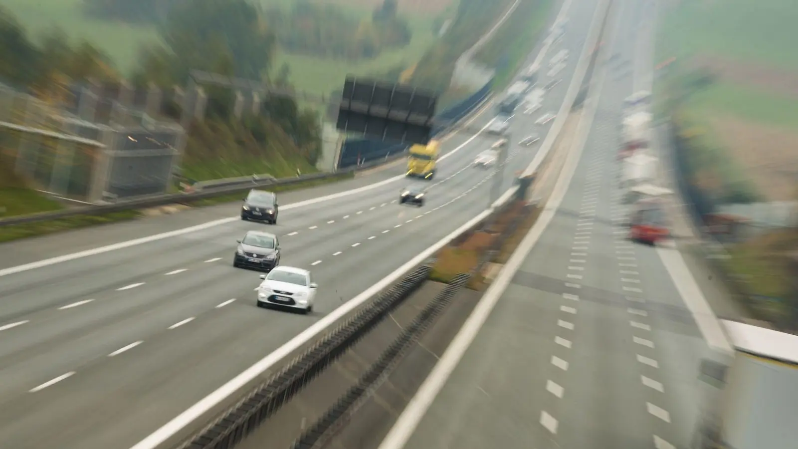 Fahren, fahren, fahren auf der Autobahn: Dabei aber besser voll konzentriert bleiben, um etwa Tempolimits nicht zu übersehen. (Foto: Nicolas Armer/dpa/dpa-tmn)