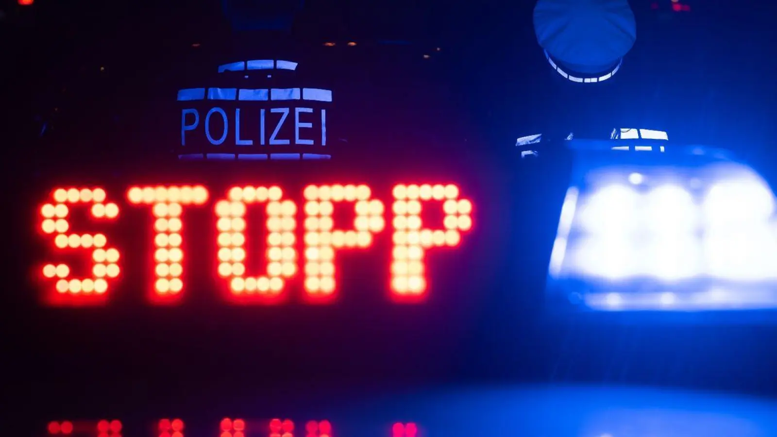 Das Wort „Stopp“ ist auf dem Dach eines Polizeiwagens zu lesen. (Foto: Marijan Murat/dpa/Symbolbild)