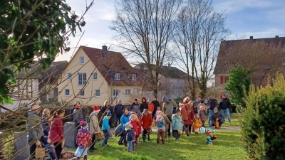 Auf dem Friedhofsgelände vor der Kirche versammeln sich am Vormittag des Heiligen Abend Kinder und Erwachsene und warten auf den Süßigkeitenregen. (Archivbild: Werner Schuster)