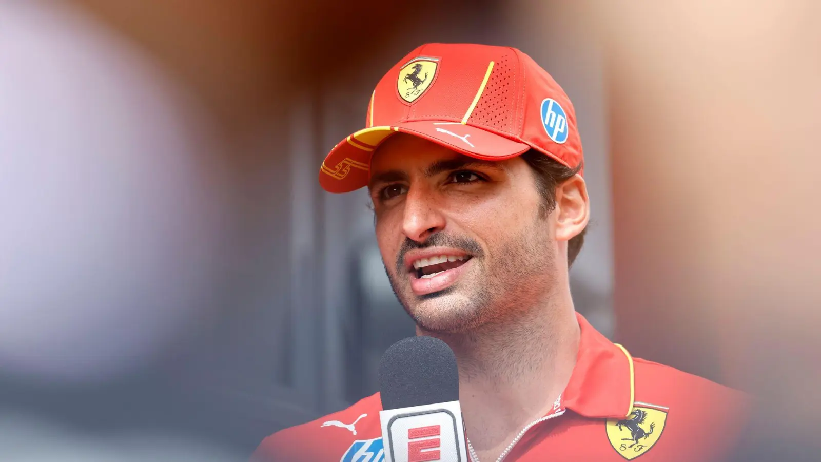 Wohin geht&#39;s 2025? Carlos Sainz weiß es noch immer nicht. (Foto: Geert Vanden Wijngaert/AP)