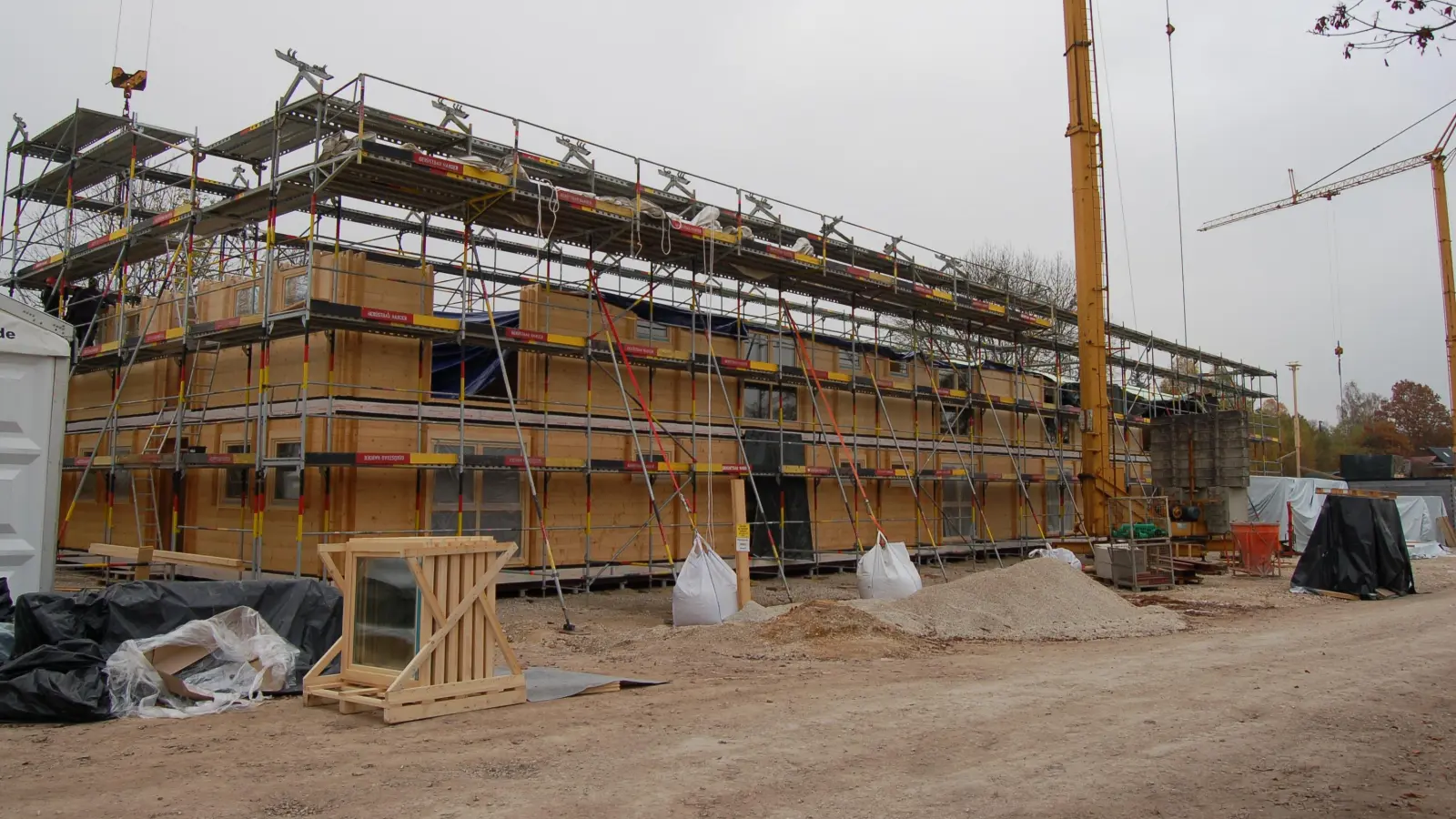 Die Arbeiten kommen voran: In Holz-Modulbauweise entsteht in Dinkelsbühl ein Gebäude für Geflüchtete. Das Grundstück für die Unterkunft hat die Stadt zur Verfügung gestellt. (Foto: Markus Weinzierl)