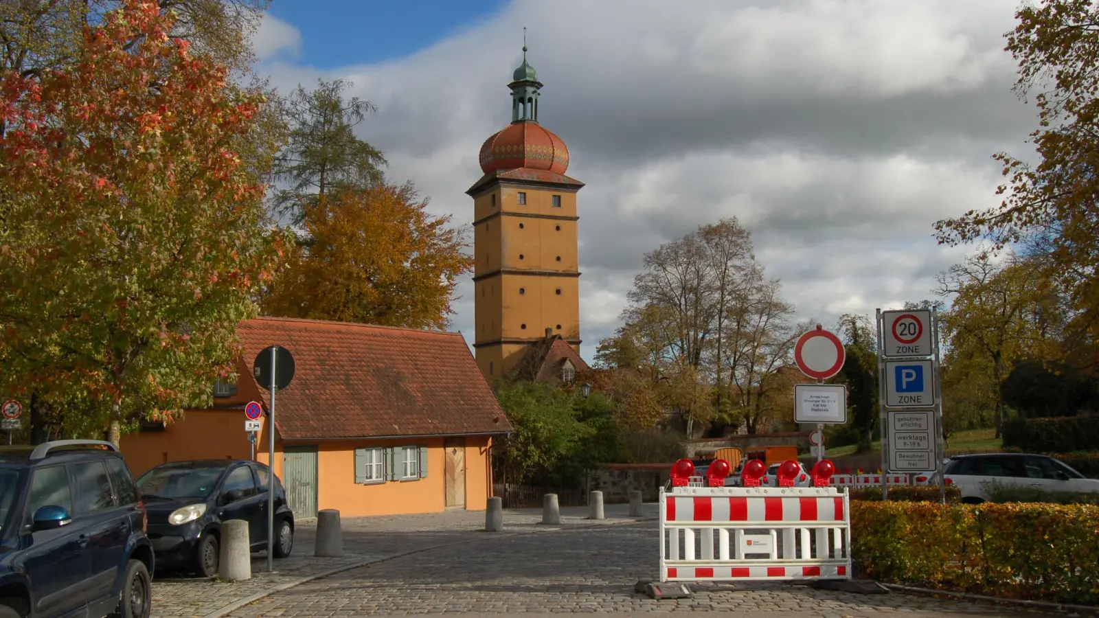 Sperrschilder weisen Autofahrer vor dem Segringer Tor darauf hin, dass die Zufahrt zur Altstadt derzeit nicht möglich ist. Die Fahrbahn dient den Passanten für die Zeit der Erneuerung des Fußgängerstegs als Umleitungsstrecke. Die Bauarbeiten sollen bis zum Samstag, 25. November, abgeschlossen sein. (Foto: Markus Weinzierl)