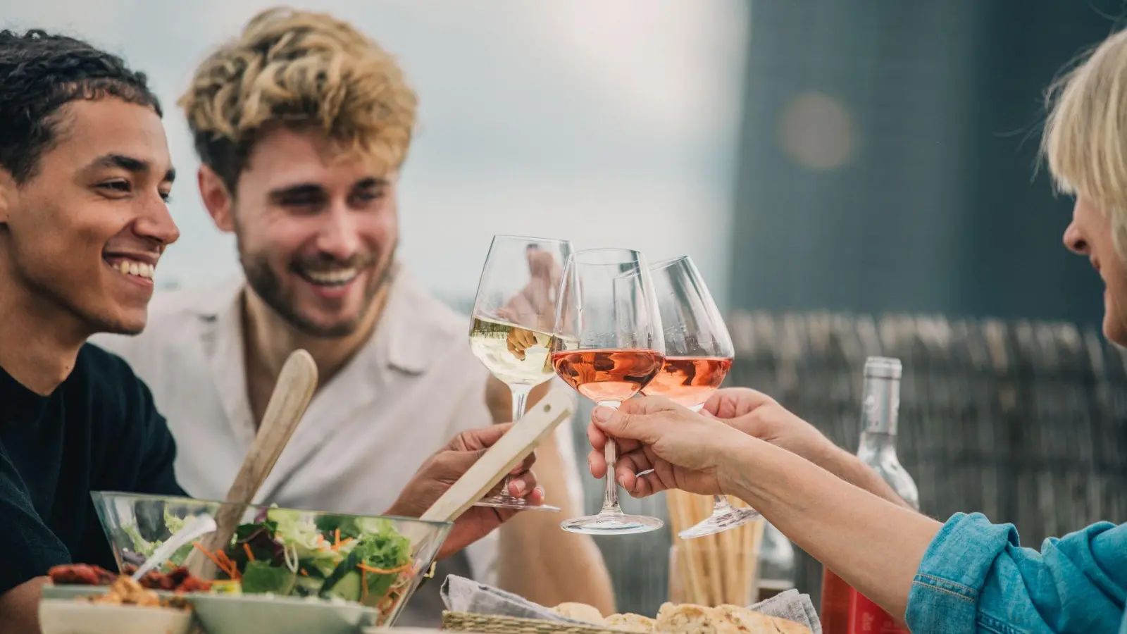 Nicht nur zum Aperitif eignen sich leichte Weine und Schaumweine. Ein Frühstückswein passt hervorragend zum Brunch. (Foto: Zacharie Scheurer/dpa-tmn)