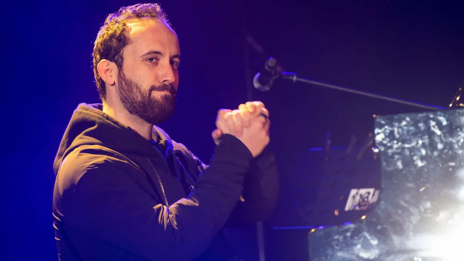 Igor Levit, Pianist, wird in einer kugelförmigen Halle das Klavierstück „Palais de Mari“ spielen. (Foto: Christophe Gateau/dpa)