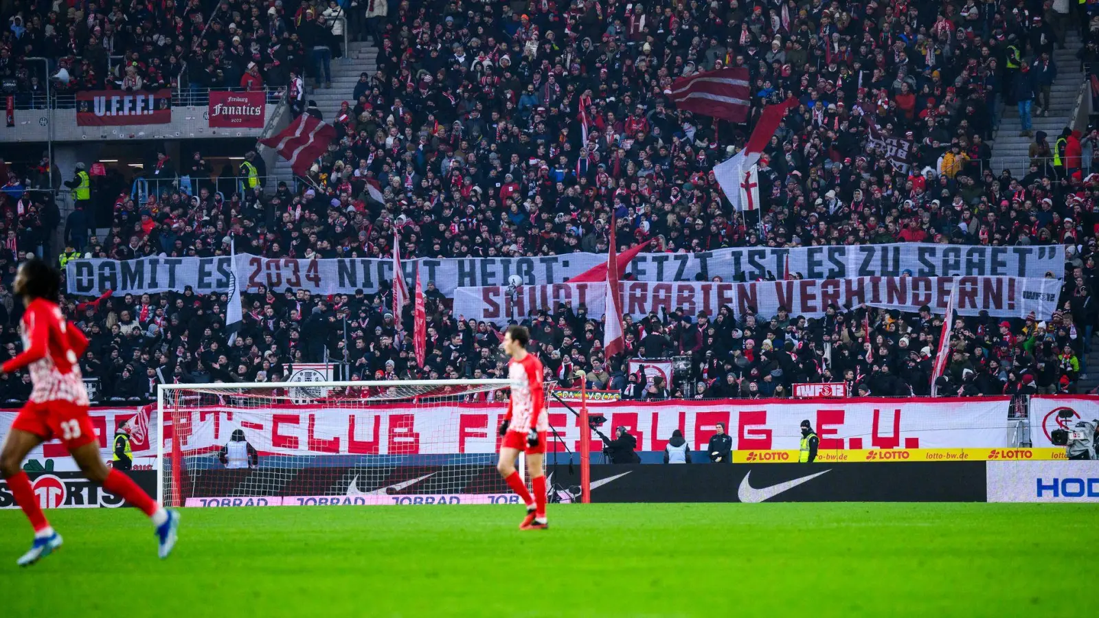 Freiburger Fans haben schon gegen die WM-Vergabe an Saudi-Arabien demonstriert. (Foto: Tom Weller/dpa)