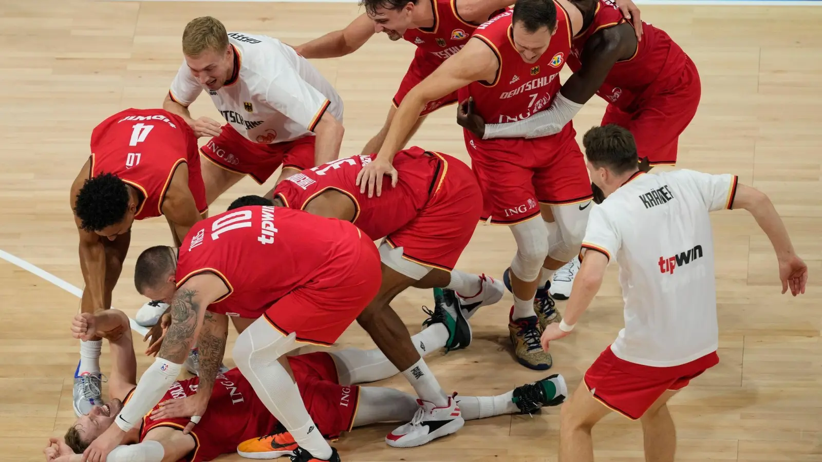 Die deutschen Basketballer stehen erstmals im WM-Finale. (Foto: Aaron Favila/AP/dpa)