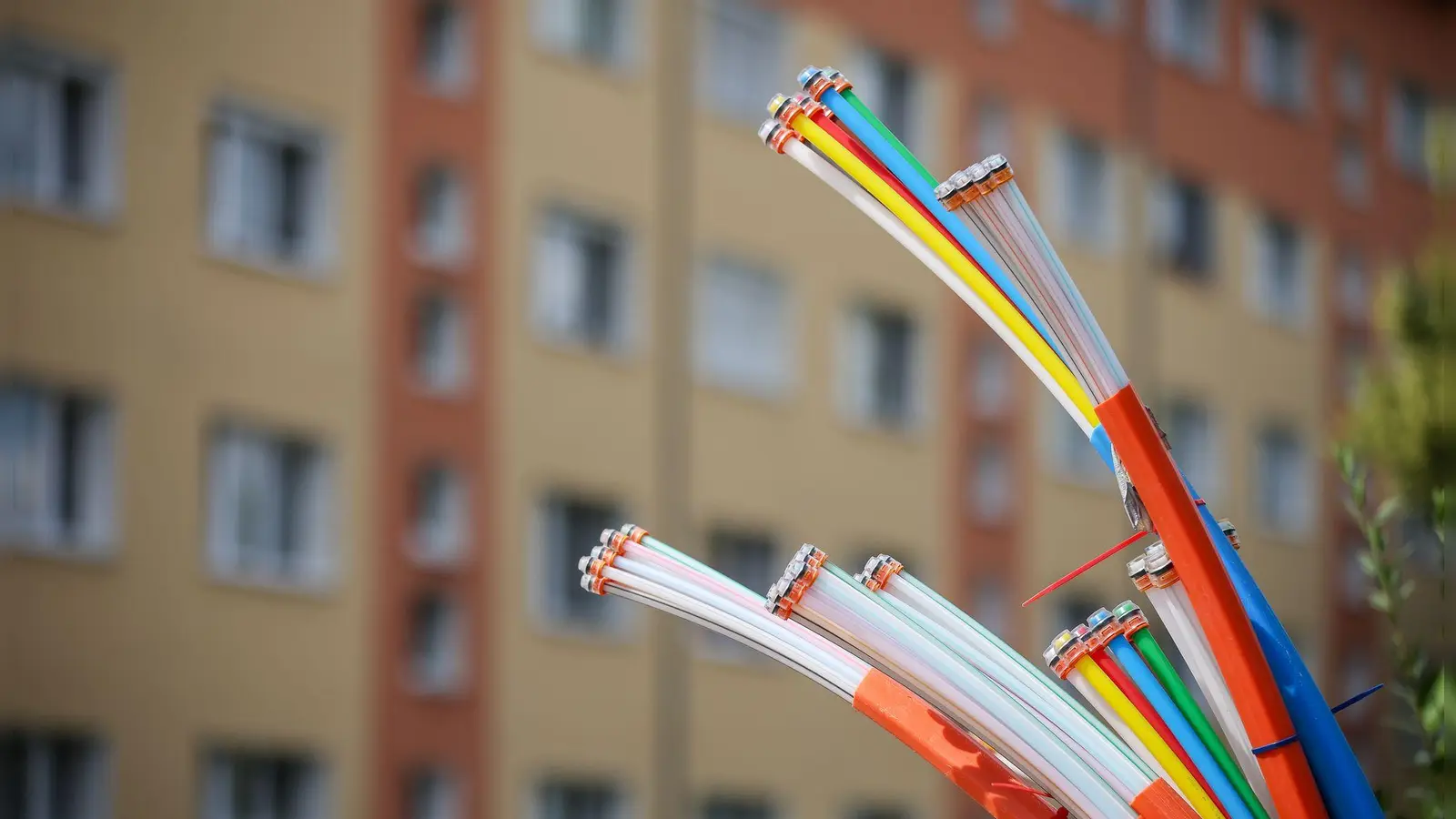 Die Mindestlaufzeit von Glasfaserinternet-Verträgen beginnt bereits mit dem Vertragsabschluss und nicht erst mit der Freischaltung des Anschlusses, wie ein Urteil des Hanseatischen Oberlandesgerichts bestätigt (Foto: Jan Woitas/dpa)