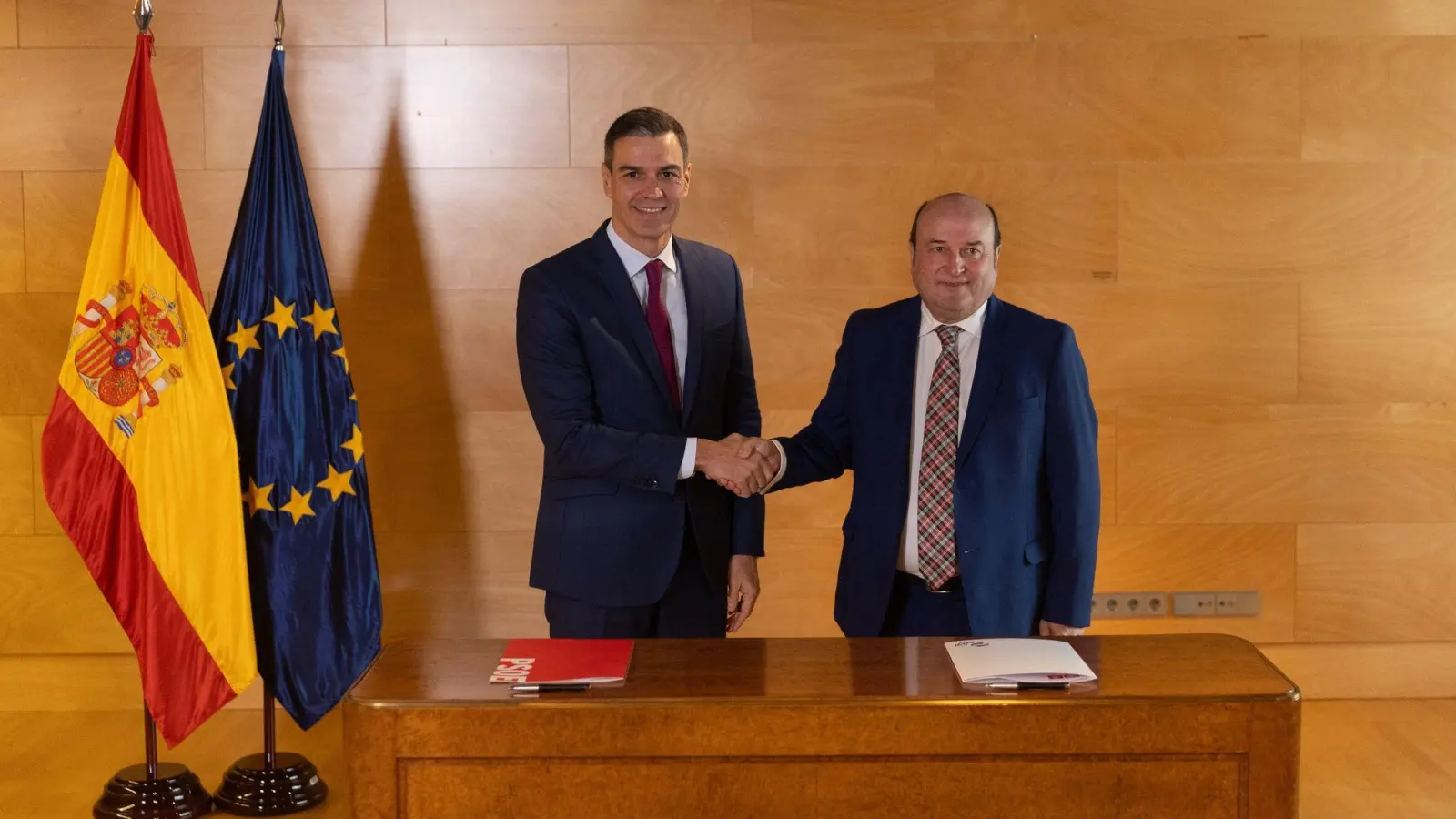 Bleibt aller Voraussicht nach Ministerpräsident: Pedro Sanchez (l.) - und Andoni Ortuzar, PNV-Präsident, im Unterhaus in Madrid. (Foto: Eduardo Parra/EUROPA PRESS/dpa)