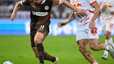 Aufsteiger St. Pauli zeigt gegen RB Leipzig über weite Strecken ein tolles Spiel. (Foto: Gregor Fischer/dpa)