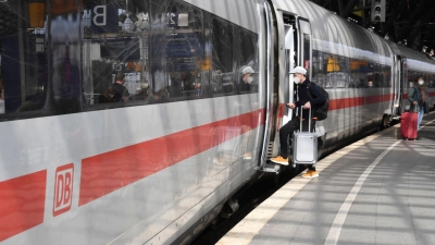 Im Januar etwas pünktlicher unterwegs als im Dezember: Die Deutsche Bahn. (Foto: Roberto Pfeil/dpa)