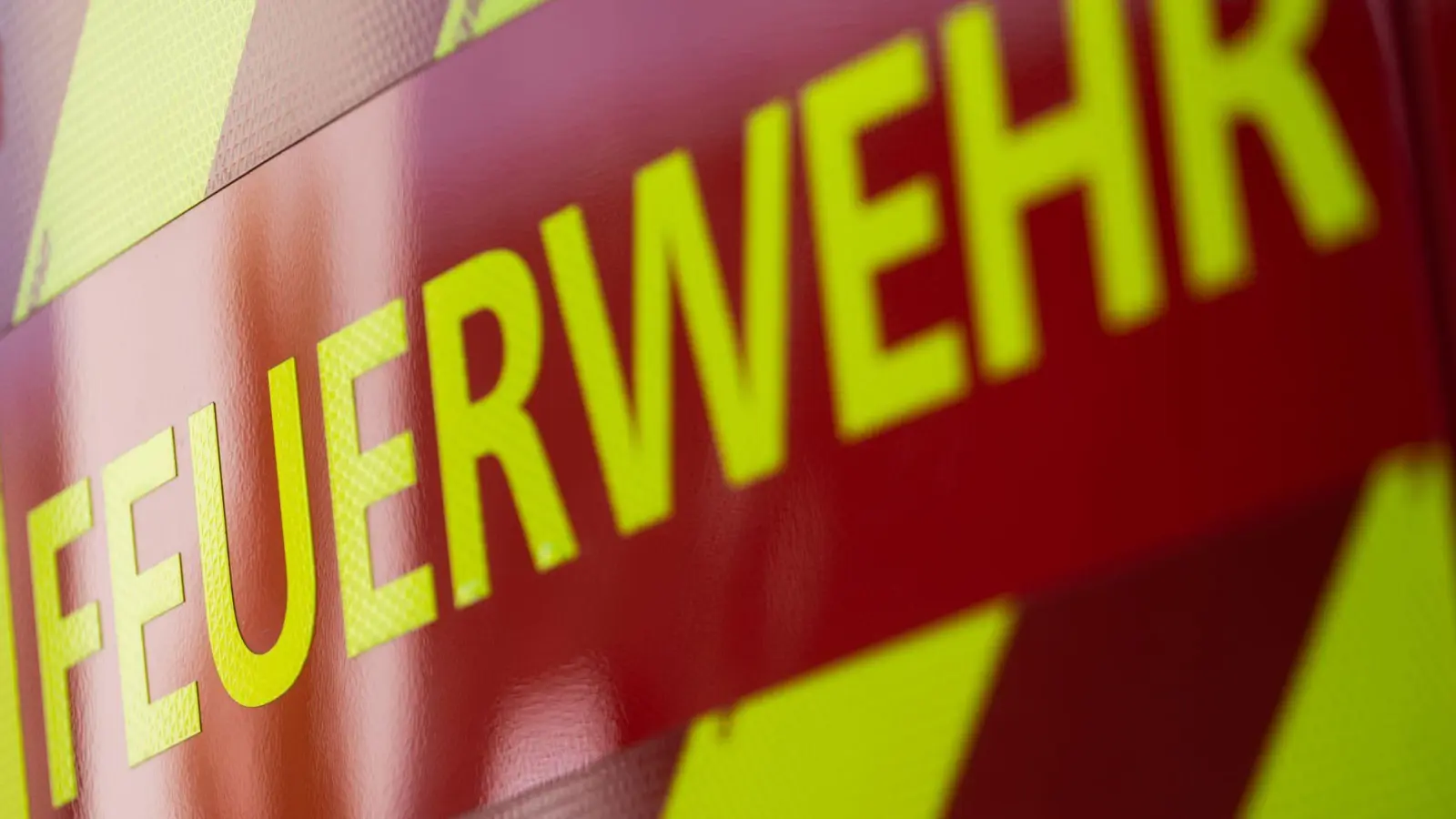 Zwei Menschen sind bei einem Hausbrand in Niederbayern verletzt worden. Der Schaden ist hoch. (Symbolbild) (Foto: Marijan Murat/dpa)