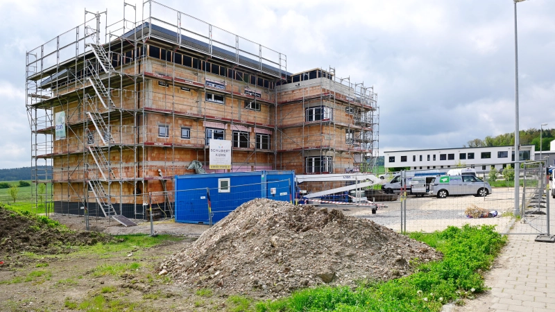 Momentan entsteht in Weihenzell gerade ein Gesundheitszentrum: Die Finanzierung des dreigeschossigen Gebäudes an der Wippendorfer Straße übernimmt die Gemeinde. (Foto: Jim Albright)