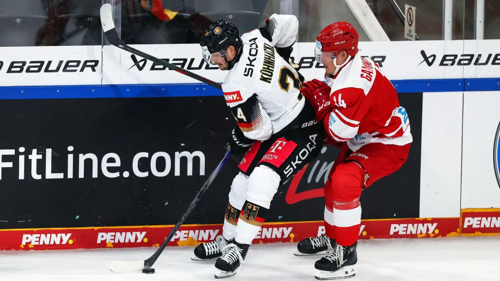 Deutschland und Dänemark lieferten sich ein torreiches erstes Spiel beim Deutschland Cup. (Foto: Daniel Löb/dpa)