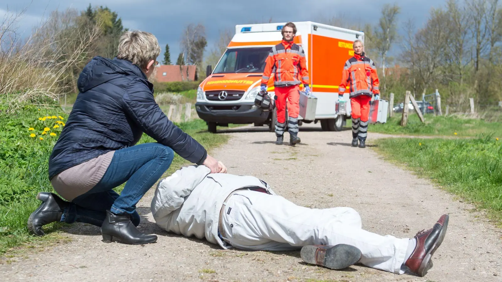 In Notfällen ist jede Hilfe wichtig, da Nichtstun strafbar ist. (Foto: Benjamin Nolte/dpa-tmn)