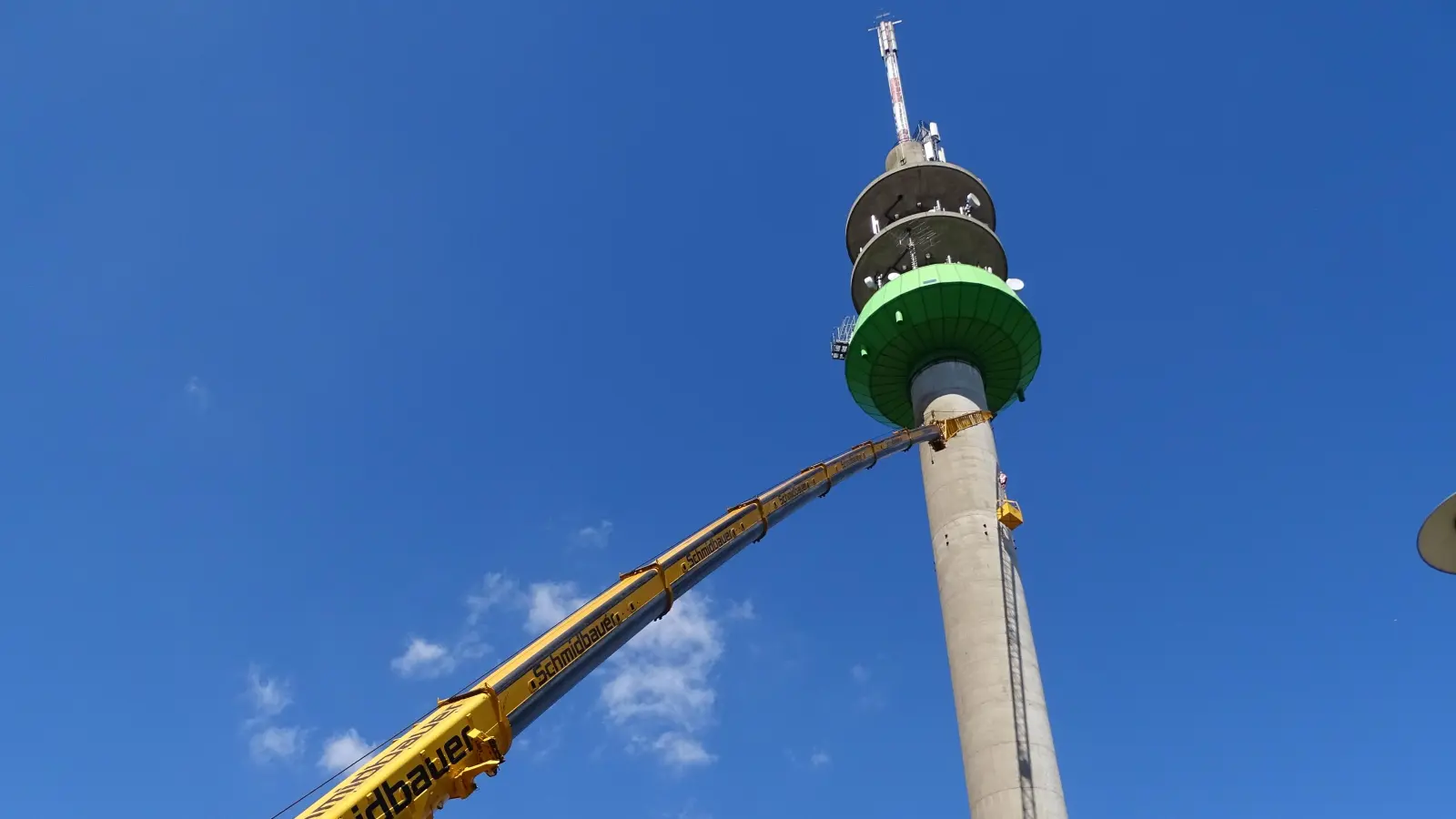 Da gab es wirklich was zu schauen: In schwindelerregender Höhe ist winzig die Arbeitsgondel zu sehen, die am Haken des riesigen Autokrans hängt. (Foto: Ulrich Kalthoff)