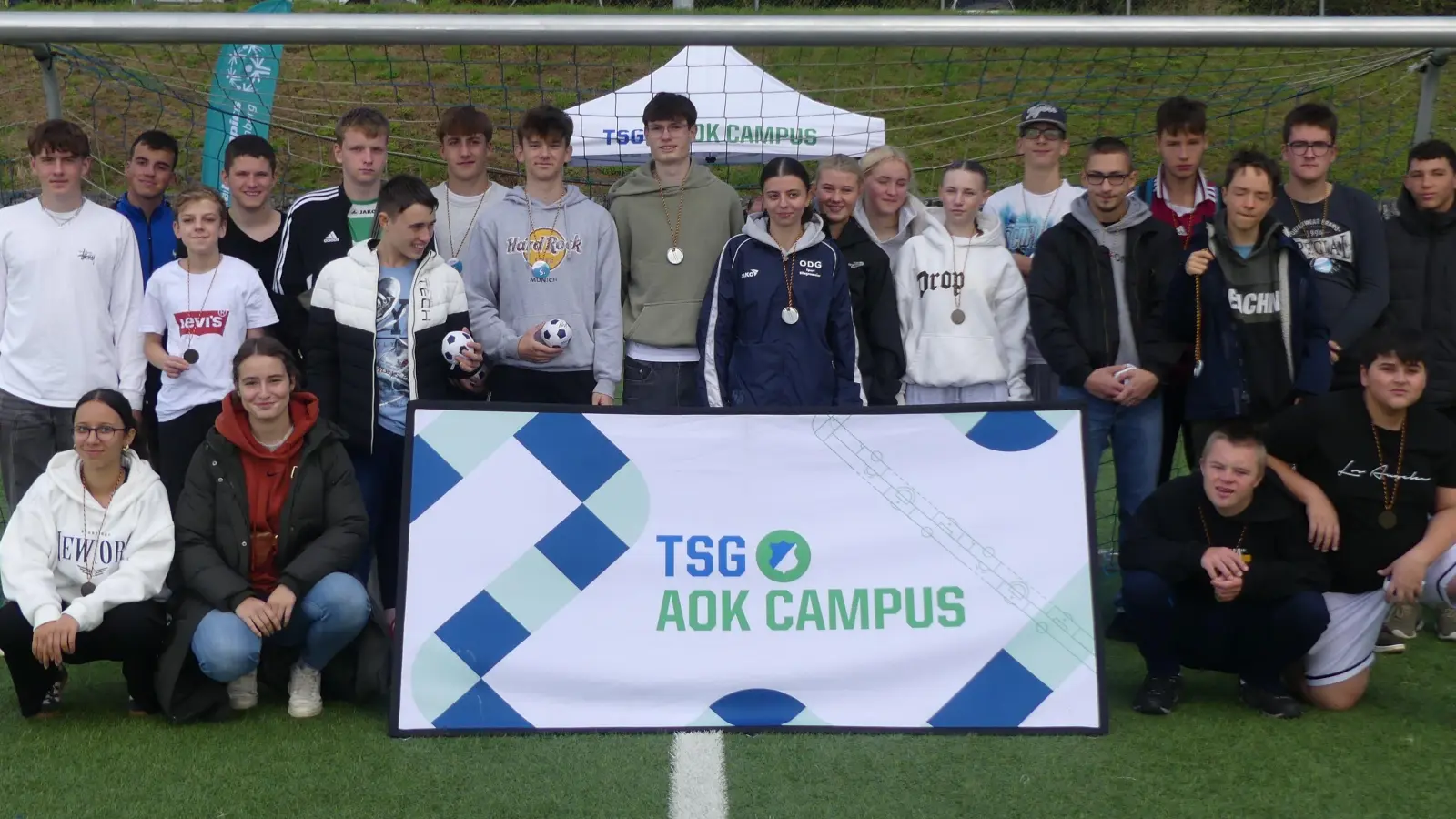 Die Fußballer von Diakoneo Wohnen Bruckberg traten gemeinsam mit Schülern des Albert-Schweitzer-Gymnasiums Crailsheim zu einem Turnier in Hoffenheim an. (Foto: Martin Hötzl)