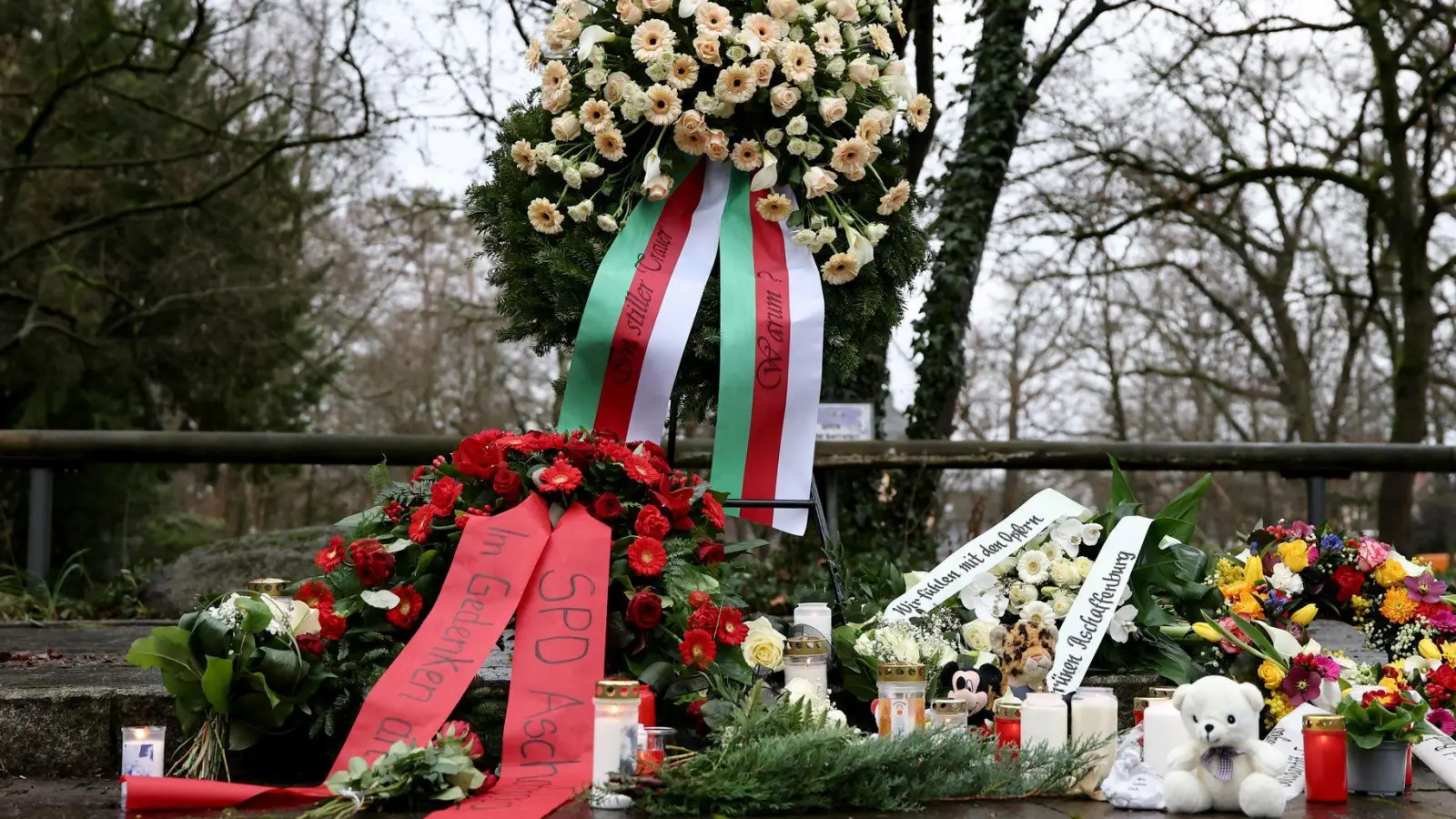 Menschen haben Blumen niedergelegt. (Foto: Daniel Löb/dpa)