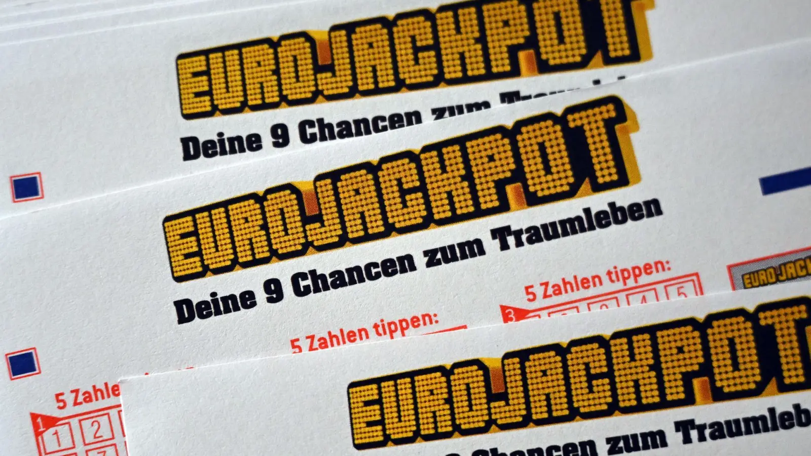  Für den Eurojackpot muss man 5 Zahlen aus 50 und anschließend die Eurozahlen, also 2 aus 12, tippen. (Symbolbild) (Foto: Federico Gambarini/dpa)