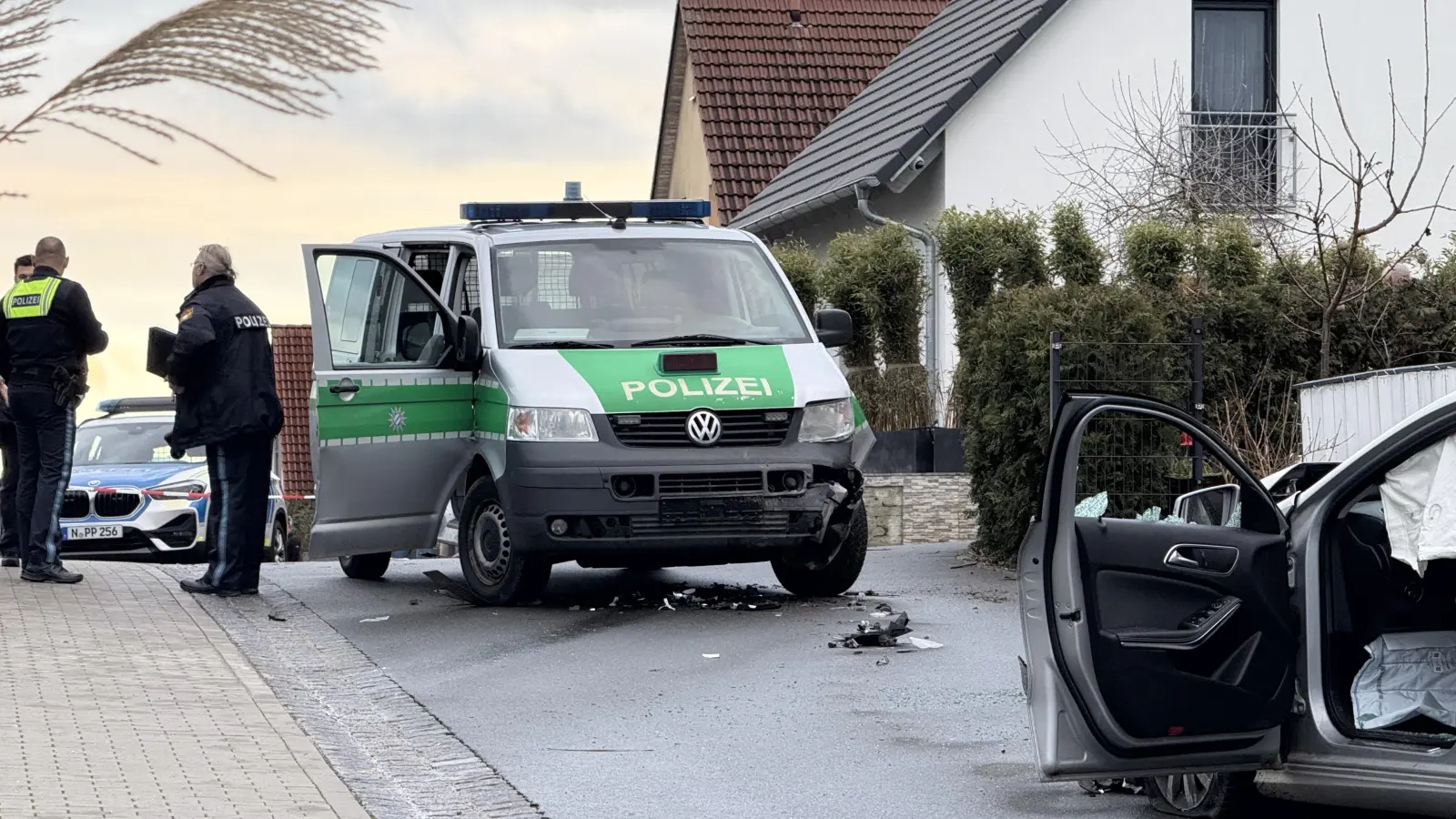 Durch Polizeischüsse wurde eine Frau mit ihrem silbergrauen Mercedes gestoppt, die vorher mehrere Unfälle verursacht hatte. (Foto: NEWS5 / Ferdinand Merzbach)