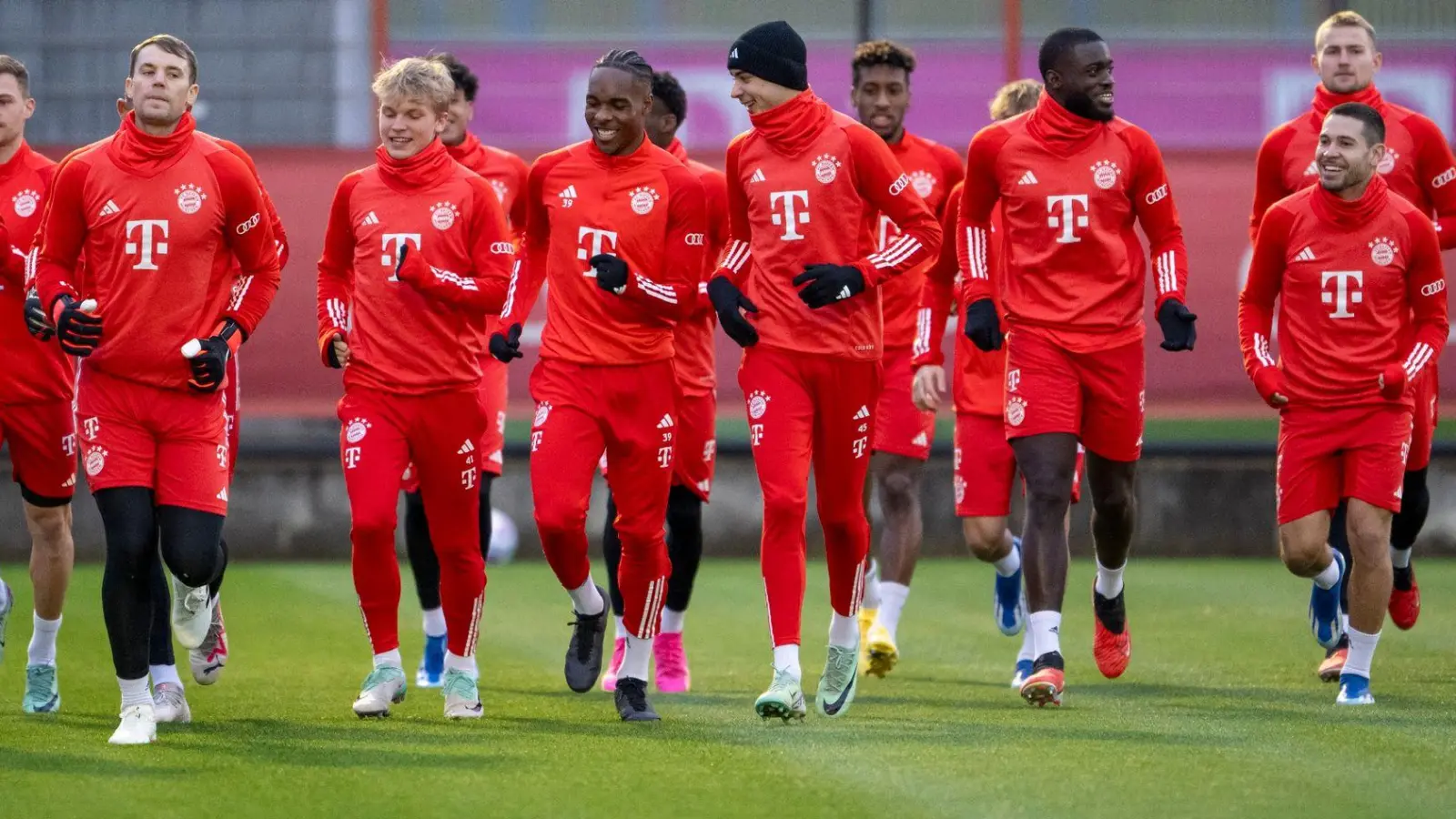 Die Spieler des FC Bayern München wärmen sich vor Beginn des öffentliche Training auf dem Vereinsgelände auf. (Foto: Peter Kneffel/dpa)