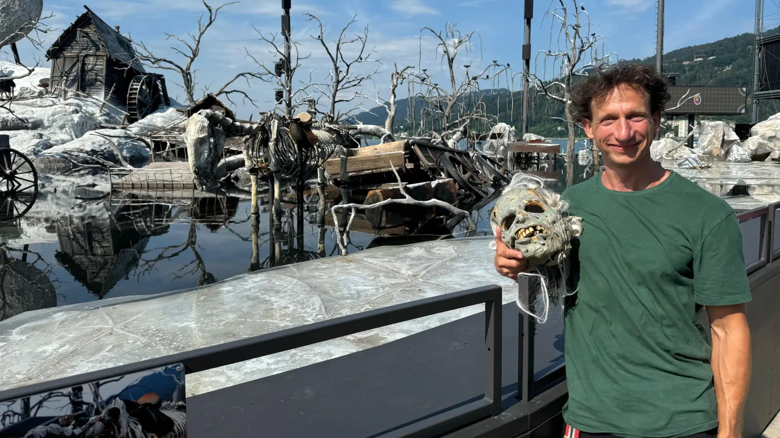 Der Akrobat und Schauspieler Lukas Aue vor der opulenten Bühne im Bodensee: Für die Rolle einer recht lebendigen Wasserleiche in Carl Maria von Webers Oper „Der Freischütz“ war eine ziemlich gruslige Maske nötig. (Foto: Lara Hausleitner)