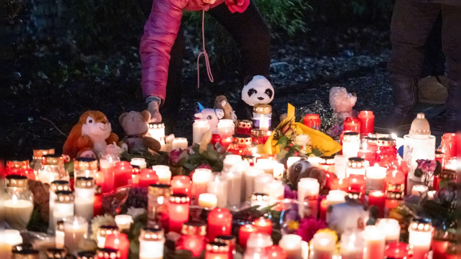 Stilles Gedenken an zwei Tote und drei Schwerverletzte in Aschaffenburg. (Foto: Daniel Vogl/dpa)