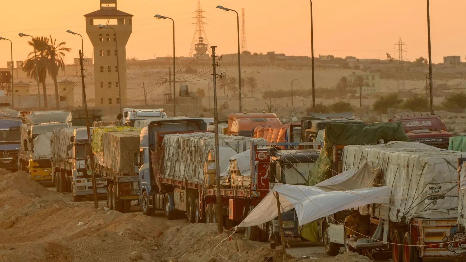 Der Transport von Hilfsgütern zu den notleidenden Menschen im Gazastreifen so wie auf diesem Archiv-Foto vom vergangenen September zu sehen, ist riskant. Nachdem ein Konvoi mit mehr als 100 Lastwagen geplündert wurde, ging die islamistische Hamas Augenzeugenberichten zufolge gegen Plünderer und andere Kriminelle vor. (Foto: Amr Nabil/AP/dpa)