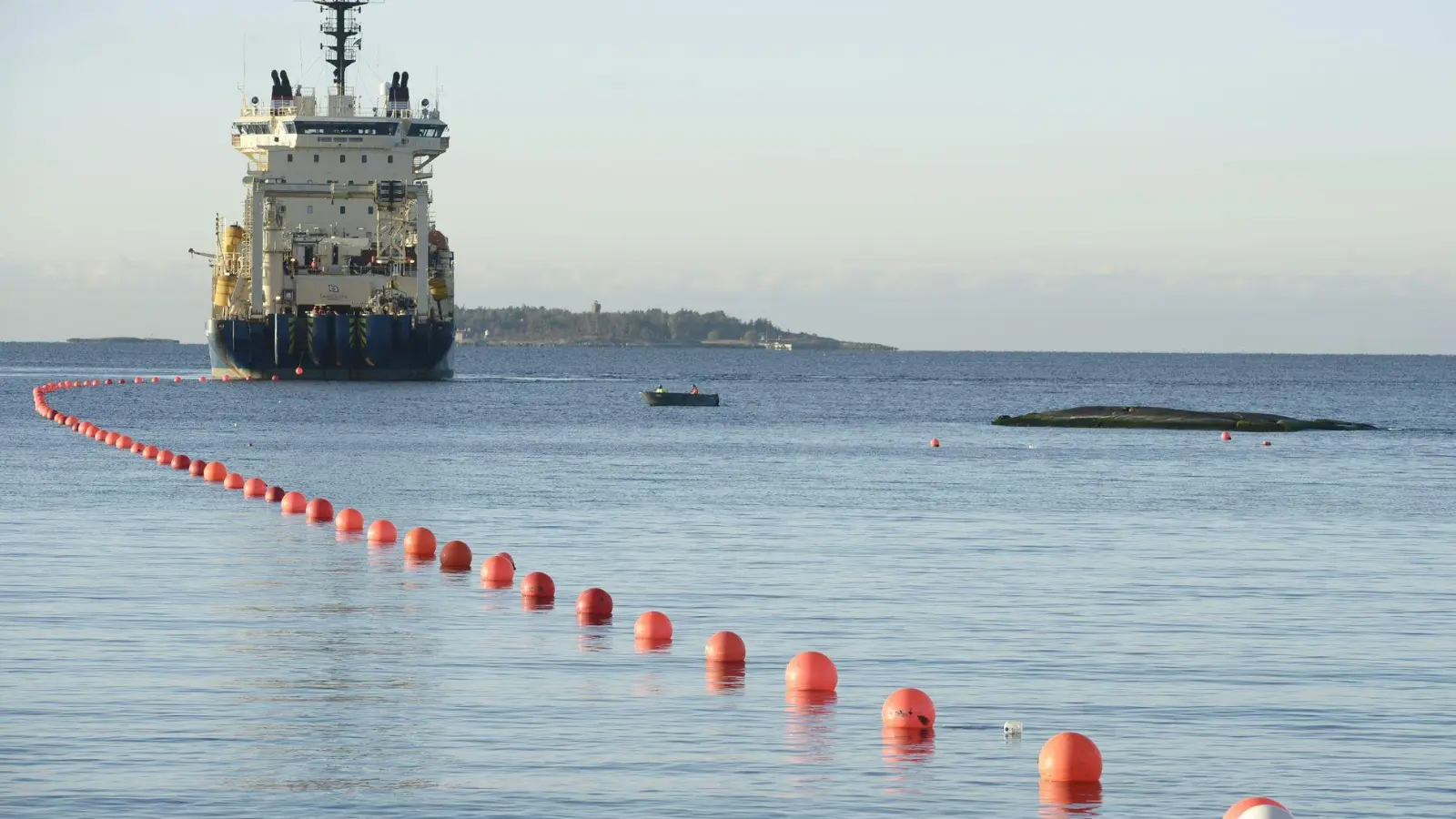 Die schwedische Polizei hat Ermittlungen wegen Sabotage zu den Datenbrüchen in der Ostsee eingeleitet. (Foto: Heikki Saukkomaa/Lehtikuva/dpa)