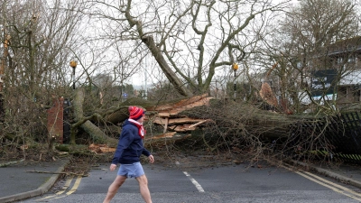 In Irland und Teilen Großbritanniens stand das öffentliche Leben zeitweise still. (Foto: Uncredited/AP/dpa)