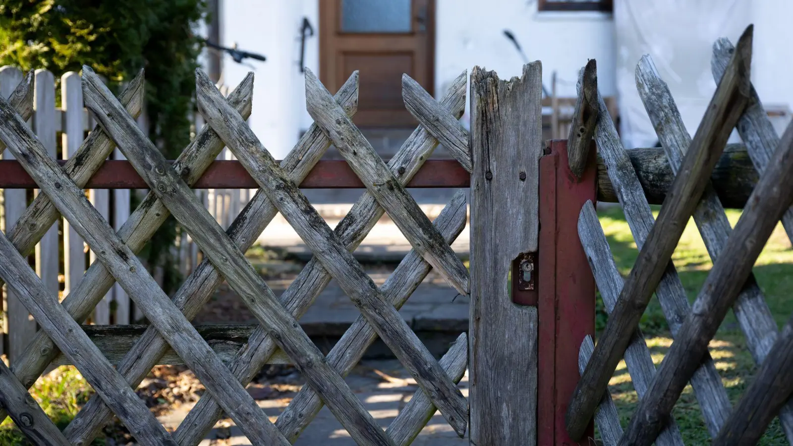 Zwei kleine Kinder werden tot gefunden, die Mutter ist verletzt und steht unter Verdacht. (Foto: Sven Hoppe/dpa)