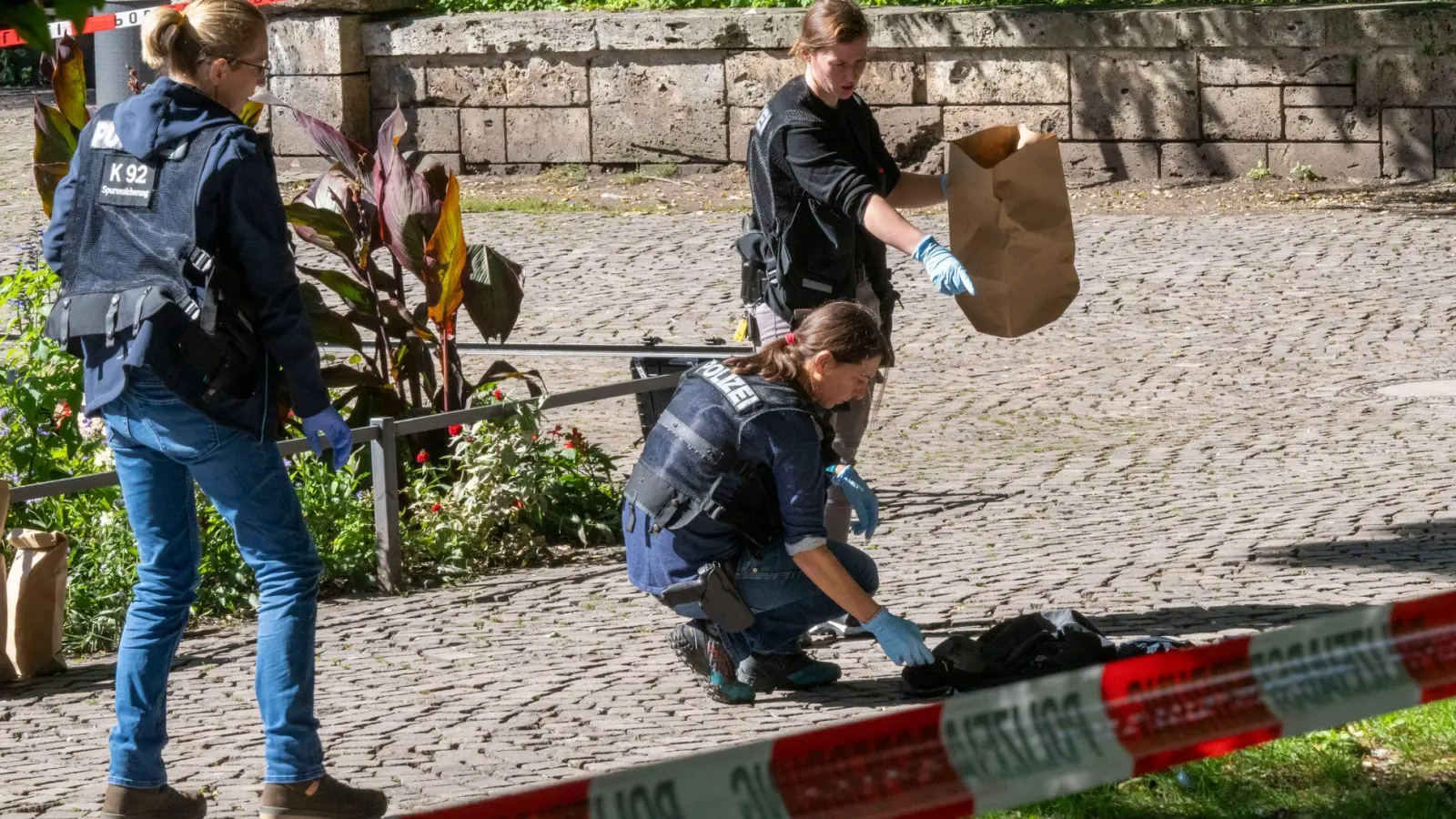 Polizistinnen und Polizisten sicherten am Mittwoch Spuren am Tatort.  (Foto: Peter Kneffel/dpa)