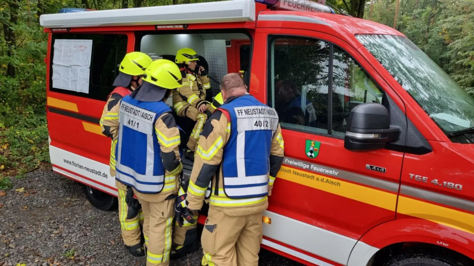 Lagebesprechung der Feuerwehr am Waldrand. Gerade hatten sich zwei Gruppen auf die Suche nach der Vermissten gemacht, als über Funk die erlösende Nachricht kam. (Foto: Rainer Weiskirchen)