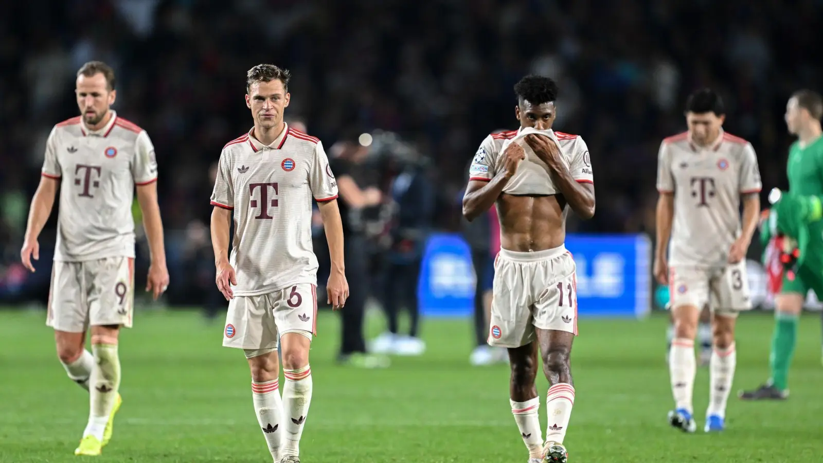 Ende eines Frust-Abends: Die Bayern-Verlierer um Joshua Kimmich (2.v.l.). (Foto: Sven Hoppe/dpa)