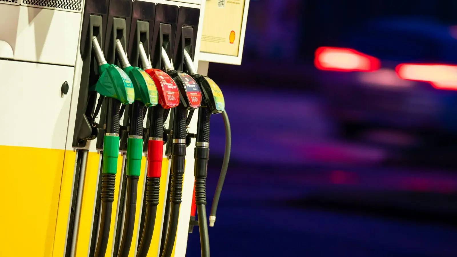 An der Tankstelle zahlen die Kunden gut drei Cent mehr als Ende 2024. (Symbolbild) (Foto: Jonas Walzberg/dpa)