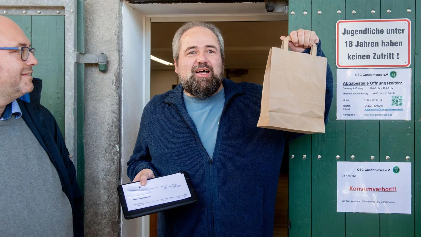 Michael Jaskulewicz ist das erste Mitglied des Cannabis Social Clubs Ganderkesee, der legal Cannabis erwirbt. (Foto: Hauke-Christian Dittrich/dpa)