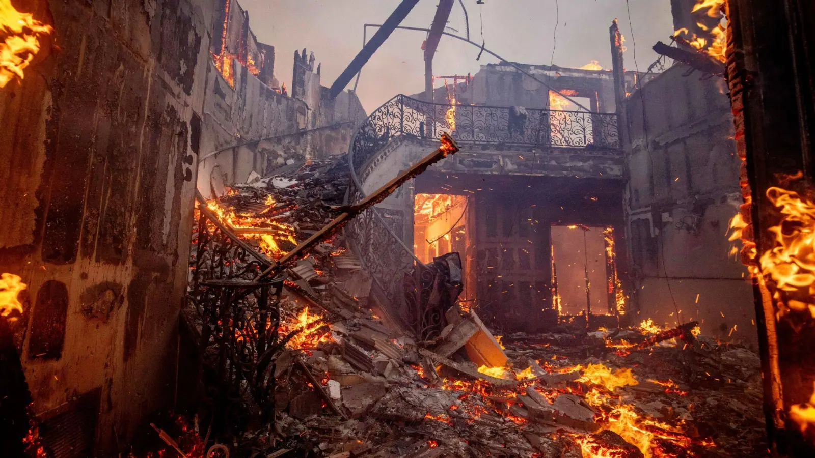 Ein brennendes Wohnhaus im Stadtteil Pacific Palisades von Los Angeles. (Foto aktuell) (Foto: Ethan Swope/FR171736 AP/dpa)