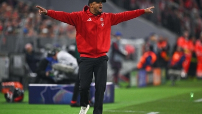 Dirigent am Spielfeldrand: Bayern-Trainer Vincent Kompany. (Foto: Tom Weller/dpa)