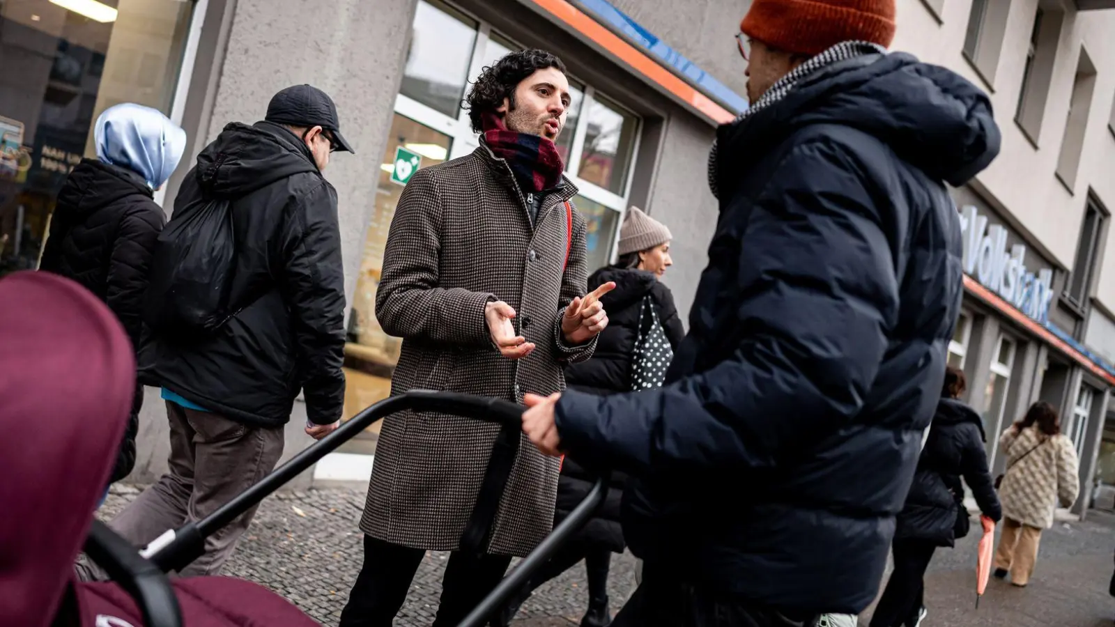 Wenn Hakan Demir, Bundestagsabgeordneter der SPD, in seinem Wahlkreis Berlin-Neukölln unterwegs ist, wird er häufig auf der Straße angesprochen. Manchmal geht es in den Gesprächen um Fragen des Asylrechts oder um faire Löhne. (Foto: Fabian Sommer/dpa)