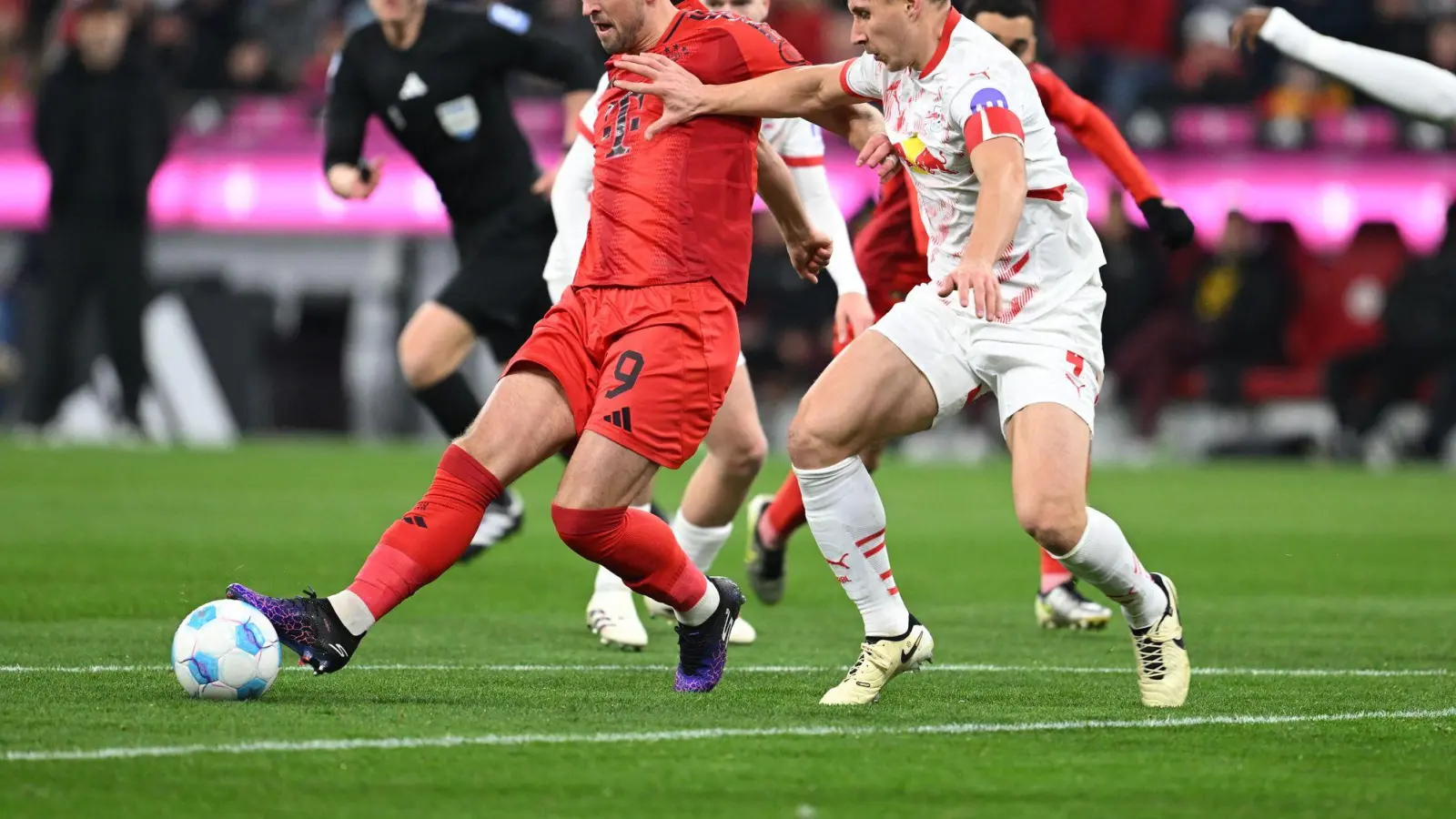 Mit der Rückkehr von Harry Kane (l) läuft der FC Bayern zu einer starken Offensivleistung auf. (Foto: Sven Hoppe/dpa)