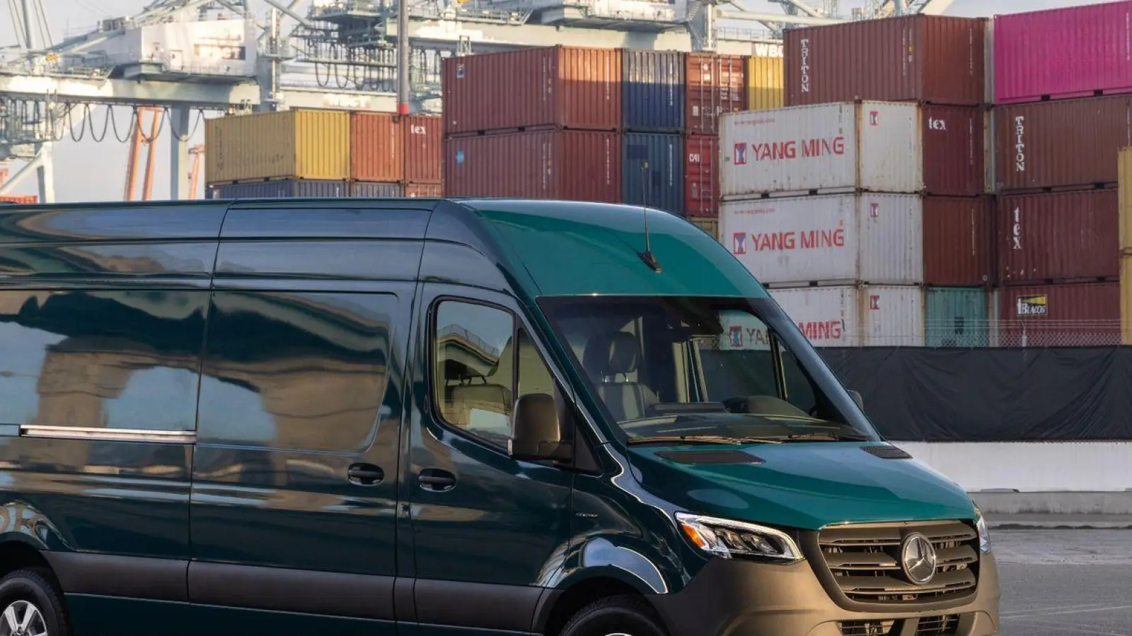 Geladen mit Beladung: Der elektrische Mercedes Sprinter ist in der zweiten Generation bereit für neue Aufgaben. (Foto: Mercedes-Benz AG/Mercedes-Benz AG/dpa)