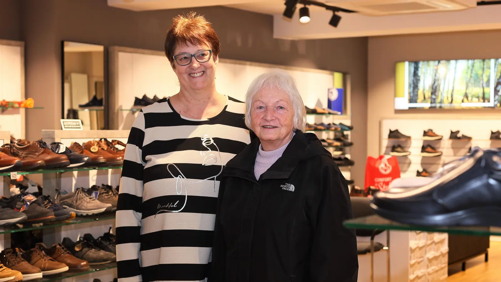 Freuen sich auf den Vorlesetag in der Ansbacher Innenstadt: Heidi Schmidt vom Schuhteam am Bachplatz (links) und Adelheid Seiler, die Organisatorin. (Foto: Thomas Wirth)