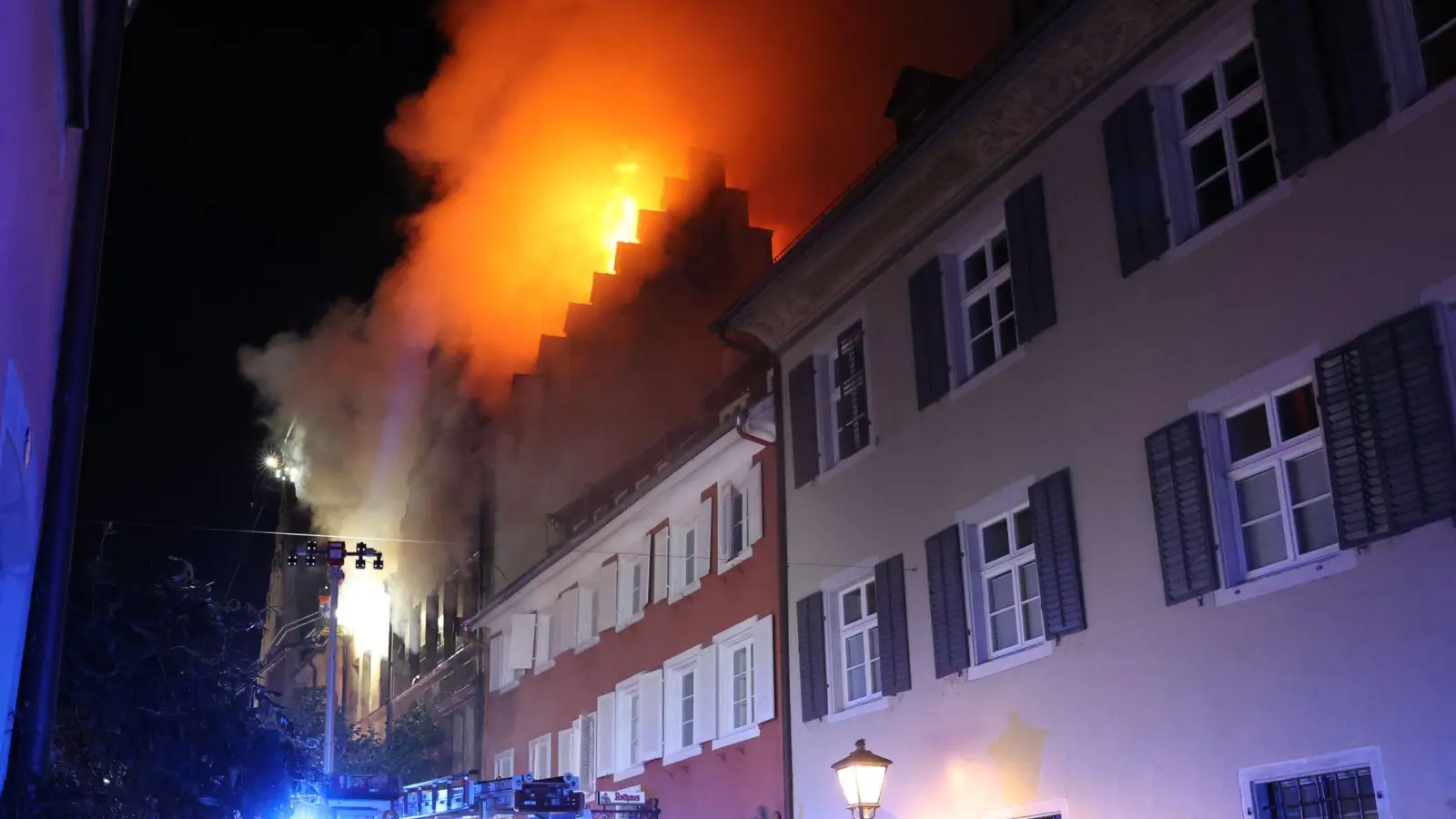 In der Konstanzer Altstadt bricht in der Nacht ein Feuer aus. (Foto: Florian Förster/Südwestdeutsches Mediennetzwerk/dpa)