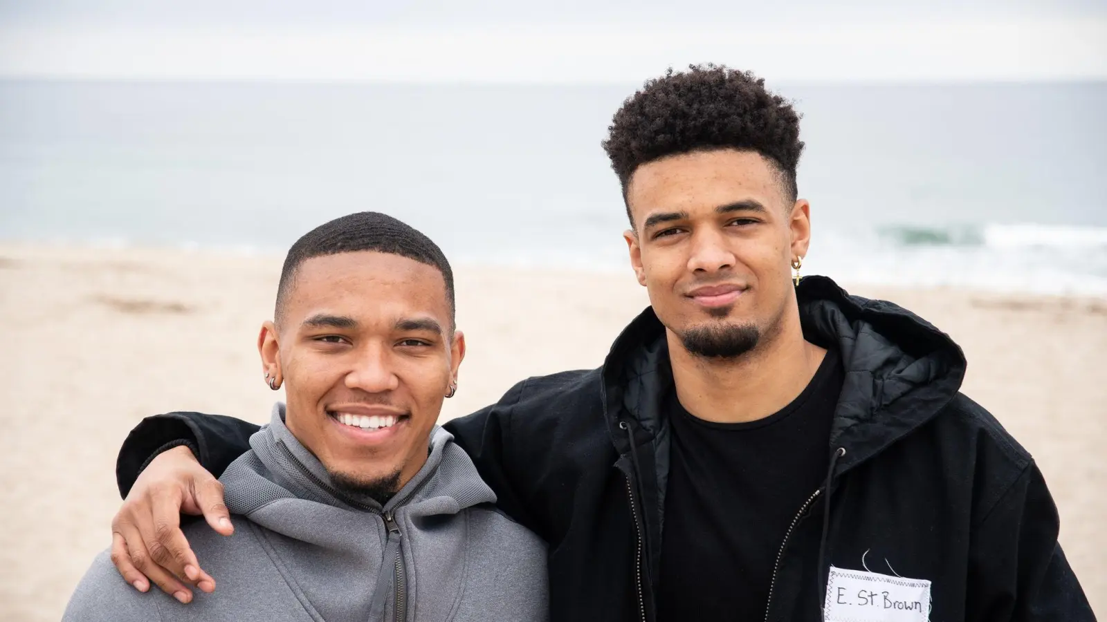 Amon-Ra St. Brown (l) und sein Bruder Equanimeous St. Brown sind an Heiligabend im Einsatz. (Foto: Maximilian Haupt/dpa)