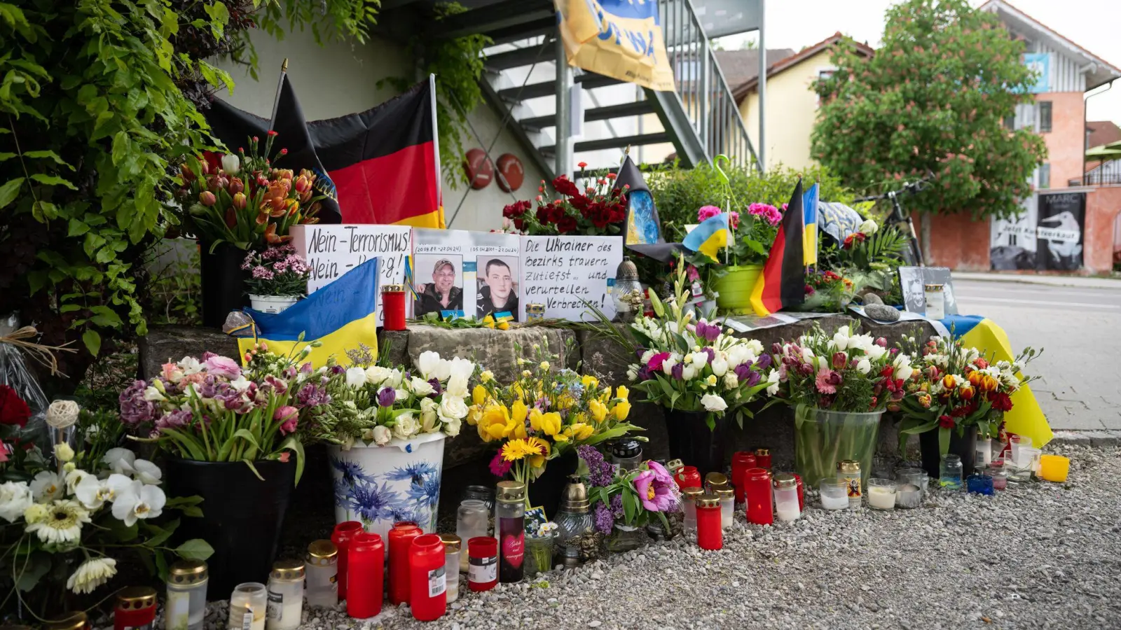 Am Tatort wurden damals Blumen niedergelegt für die beiden getöteten ukrainischen Soldaten. Nun wurde Mordanklage gegen einen Russen erhoben. (Archivbild) (Foto: Lukas Barth/dpa)