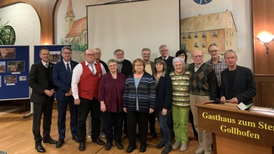 Landrat Christian von Dobschütz sowie Uffenheims Bürgermeister Wolfgang Lampe (Erster und Zweiter von links), sowie der gastgebende Bürgermeister Heinrich Klein (hintere Reihe, Vierter von links) mit den Geehrten des Jubiläumsfestes. (Foto: Sylvia Fehlinger)