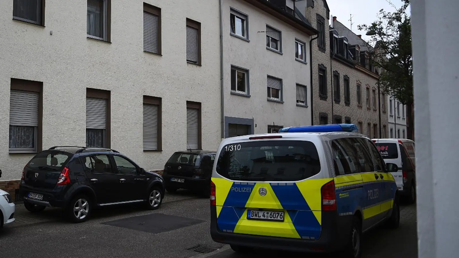 Fahrzeug der Polizei im Stadtteil Waldhof. (Foto: Rene Priebe/dpa)