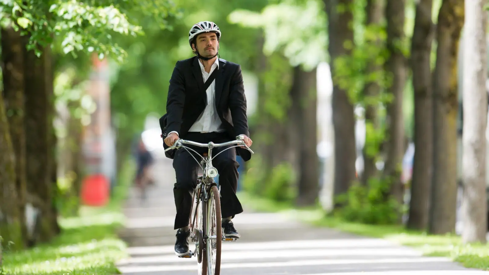 Ist gesund und schont die Umwelt: das Radfahren. Manche Arbeitgeber stellen ihren Beschäftigen das Zweitrad. (Foto: Tobias Hase/dpa-tmn)