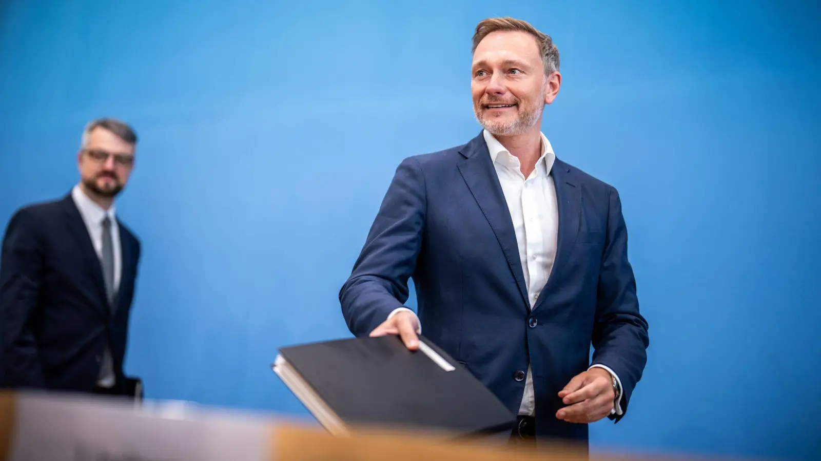 Finanzminister Lindner stellt seinen Etatentwurf vor. Dabei sei die Regierung an die Grenzen der Kompromissfähigkeit gegangen.  (Foto: Michael Kappeler/dpa)